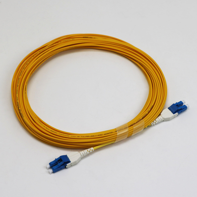 Uniboot LC Fiber Jumper 1M LC UPC ถึง LC UPC Single Mode G657.A1 BendInsensitive 2mm LSZH ความสูญเสียต่ํา 0.15dB ไฟเบอร์ แพทช คอร์ด