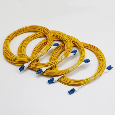 Uniboot LC Fiber Jumper 1M LC UPC ถึง LC UPC Single Mode G657.A1 BendInsensitive 2mm LSZH ความสูญเสียต่ํา 0.15dB ไฟเบอร์ แพทช คอร์ด