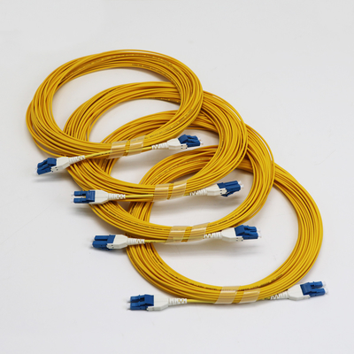 Uniboot LC Fiber Jumper 1M LC UPC ถึง LC UPC Single Mode G657.A1 BendInsensitive 2mm LSZH ความสูญเสียต่ํา 0.15dB ไฟเบอร์ แพทช คอร์ด